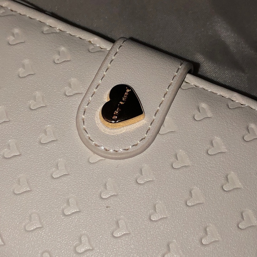 Betsey Johnson XOLEAH White Card Case Wallet Embossed Heart Pattern + Strap NWT - Picture 6 of 16